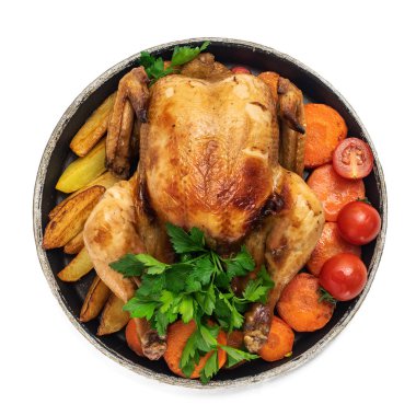 Kızarmış tavuk, patates ve sebze beyaz arka plan üzerinde izole plaka. Üstten görünüm.