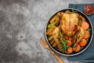 Kızarmış tavuk, patates ve sebze plaka gri arka plan üzerinde. Üstten görünüm. Kopya alanı ile.