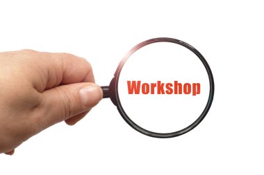 Cam el büyüteç ve beyaz zemin üzerine bir atölye kelime.