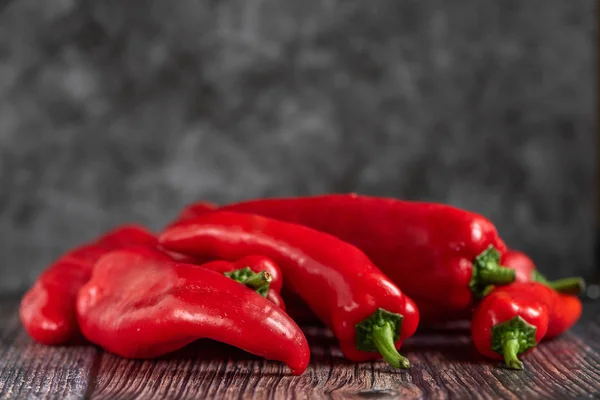 Rote Paprika Auf Einem Hölzernen Hintergrund Gesunde Ernährung Frisches Gemüse — Stockfoto