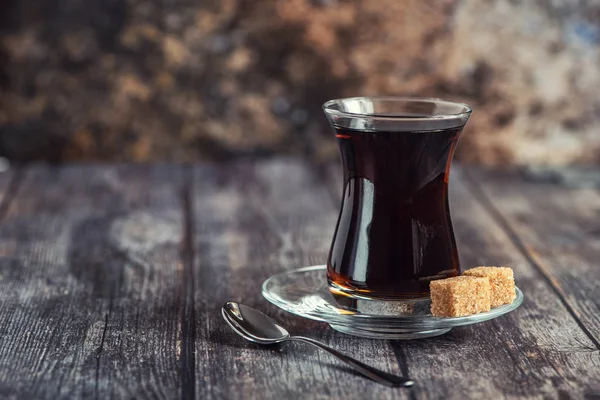 Türkisches Glas Für Tee Bardak Mit Rohrzucker Auf Dunklem Holztisch — Stockfoto
