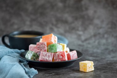 Türk lokumu ve gri arka plan üzerinde kahve.