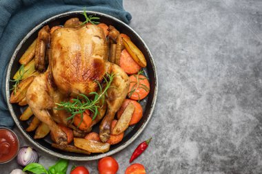 Kızarmış tavuk, patates ve sebze plaka gri arka plan üzerinde. Üstten görünüm. Kopya alanı ile.