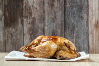 Masa lambası kavrulmuş tavuk. Yan görünüm.