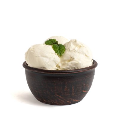 Beyaz arka planda izole edilmiş vanilyalı dondurma kasesi..