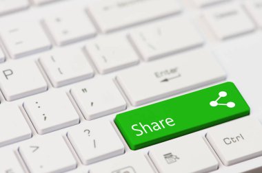 Metin payı ile yeşil anahtar ve beyaz dizüstü klavye simgesini.