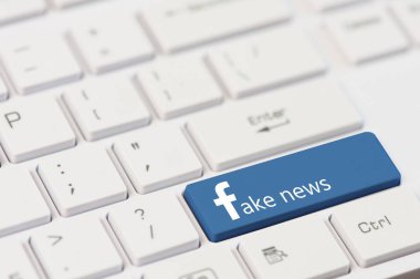 Evpatoria, Kırım, Ukrayna, 12 Mart 2018 - anahtar metin sahte haber üstünde beyaz dizüstü klavye ile. Facebook tarzı.