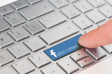 Evpatoria, Kırım, Ukrayna, 12 Mart 2018 - anahtar metin sahte haber üstünde beyaz dizüstü klavye ile. Facebook tarzı.