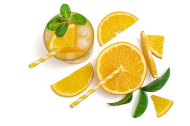 bardak taze sıkılmış portakal suyu ile dilimlenmiş taze portakal. Beyaz izole. Üstten görünüm.