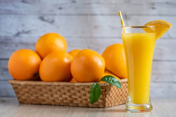 Glass Freshly Squeezed Orange Juice Standing Light Background Fresh Oranges — Stock Photo, Image