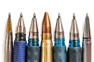 Kurşun ve beyaz zemin üzerine kalem. Basın özgürlüğü risk kavramdır. Dünya basın özgürlüğü günü kavramı.