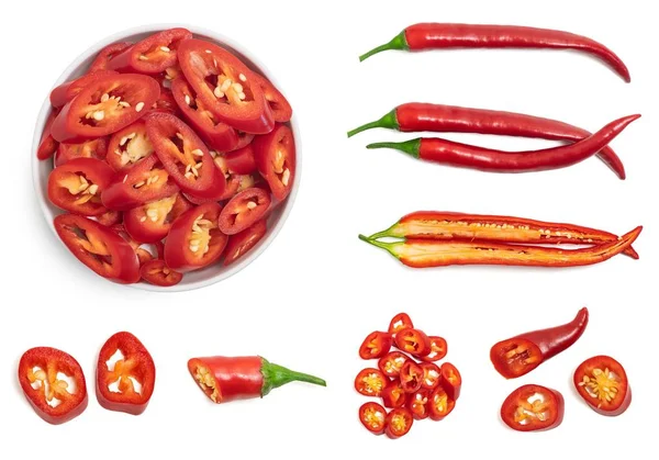 Friss egész és szeletelt piros chili paprika elszigetelt fehér background halmaza. Szemközti nézet — Stock Fotó