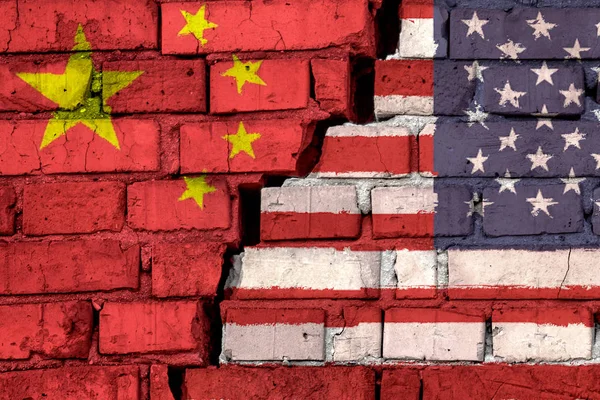 Flags of United States and China on the brick wall with big crack in the middle. Symbol of problems between countries — Stock Photo, Image