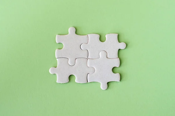 4 Szczegóły biały puzzle na zielonym tle pastel — Zdjęcie stockowe