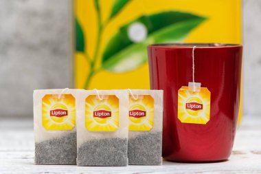 Kropivnicky, Ukrayna - 11 Ocak 2019: Lipton çay Kupası ve çay poşetleri ve açık renkli kutu