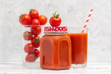 Gözlük ve açık renkli kiraz domates taze domates suyu