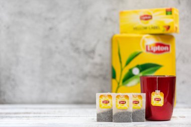Kropivnicky, Ukrayna - 11 Ocak 2019: Lipton çay Kupası ve çay poşetleri ve açık renkli kutu