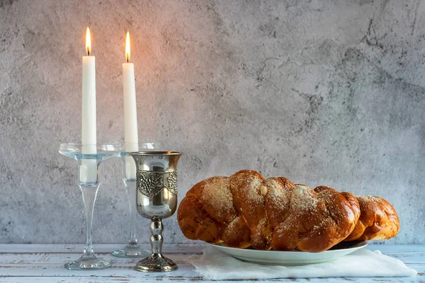 Shabat Shalom - Pan de jalá, vino de shabat y velas en la mesa de madera —  Fotos de Stock