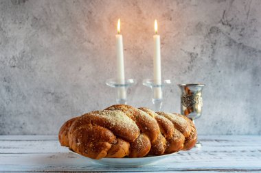 Shabbat Shalom - challah ekmek, Şabat şarap ve mumlar ahşap tablo