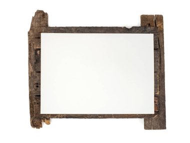 Beyaz boş kağıdın eski ahşap plaka üzerinde. Beyaz izole. Şablon sahte içerik için
