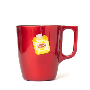 Kropivnicky, Ukrayna - 11 Ocak 2019: Lipton çay beyaz arka plan üzerinde izole kırmızı Kupası