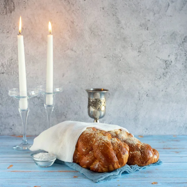 Shabbat Shalom - shabbat wijn, challah brood en kaarsen op houten tafel — Stockfoto