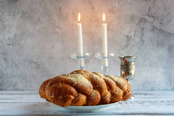 Shabat Shalom - Pan de jalá, vino de shabat y velas en la mesa de madera —  Fotos de Stock