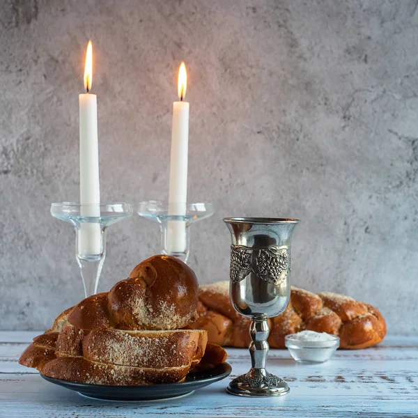 Shabat Shalom - Pan de jalá, vino de shabat y velas en la mesa de madera — Foto de Stock