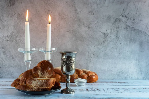 Shabbat Shalom - pane, vino e candele shabbat su tavola di legno — Foto Stock