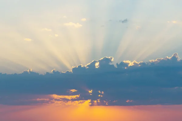 Pôr do sol céu fundo à noite com nuvens — Fotografia de Stock