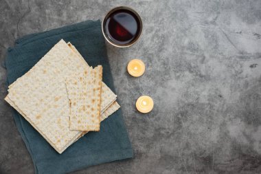 Gri arka planda matza ile kırmızı Kosher şarap. Üst görünüm. Kopya alanı ile