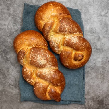 Shabbat shalom-gri arka planda Challah ekmek. Üst görünüm
