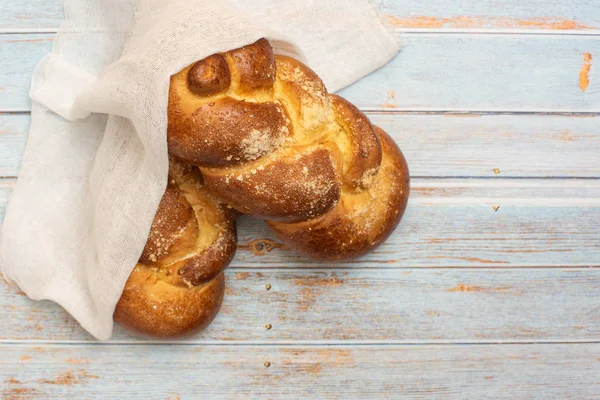 Shabbat Šalom-challák chléb na modrém dřevěném pozadí. Pohled shora — Stock fotografie