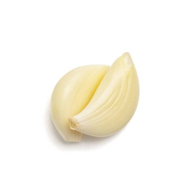 İzole sarımsak. Çiğ sarımsak segmenti beyaz arka plan üzerinde izole