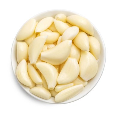 Beyaz kapta izole sarımsak. Çiğ sarımsak segmenti beyaz arka plan üzerinde izole. Üstte görüntü