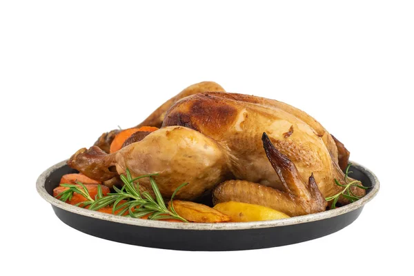 Pečené kuře, brambory a zelenina na desce izolované z bílého pozadí. Pohled ze strany — Stock fotografie