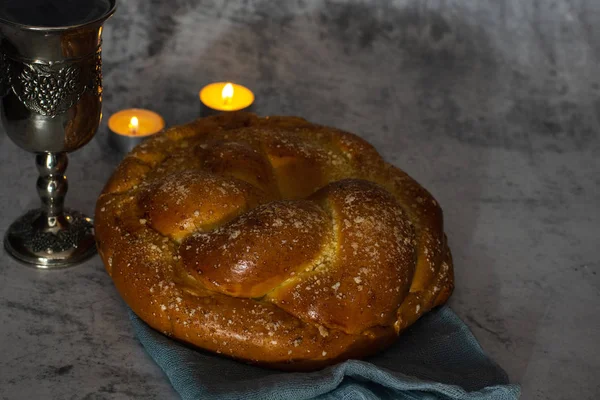 Shabbat Shalom - Pão de chalá, vinho shabbat e velas no fundo cinza escuro — Fotografia de Stock