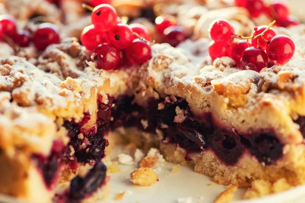 Smaczne domowe ciasto wiśniowe i świeże czerwone porzeczki. Zbliżenie — Zdjęcie stockowe