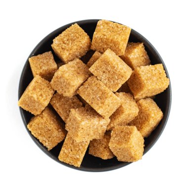 Beyaz arka plan üzerinde izole kase kahverengi şeker. Üstte görüntü