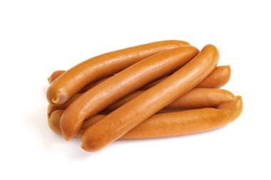 Beyaz arka planda izole edilmiş taze haşlanmış sosisler.