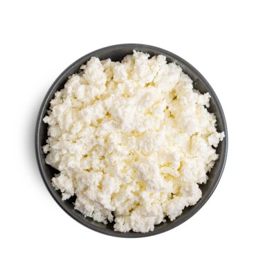 Beyaz arka plan üzerinde izole koyu kase köy peyniri. Üstte görüntü