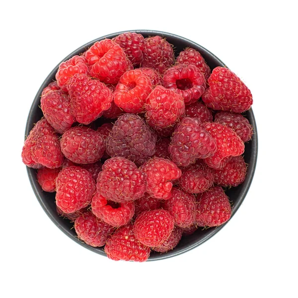 Frische Himbeeren in dunkler Schüssel isoliert auf weißem Hintergrund — Stockfoto