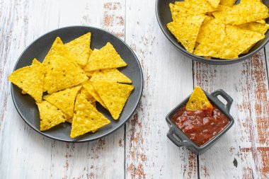 Hafif ahşap masada taze ev yapımı salsa ile Nachos mısır cipsi