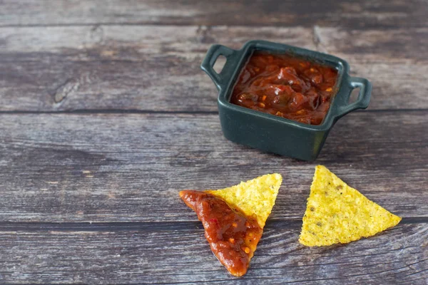 Nachos majschips med fräsch hemlagad salsa på träbord — Stockfoto