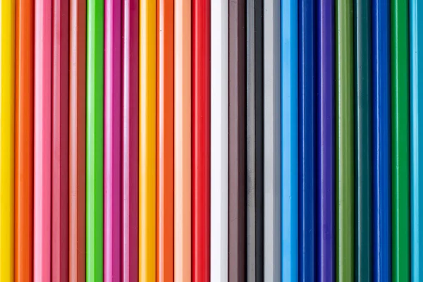 Färgade blyertspennor som bakgrund. Mångfärgad konsistens. Uppifrån och — Stockfoto