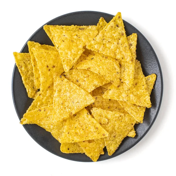 Majs nachos på mörk plåt isolerad på vit bakgrund. Uppifrån och — Stockfoto