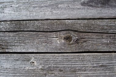 Tahtalar yatay olarak çivilenmiş, boya ile kaplı değil