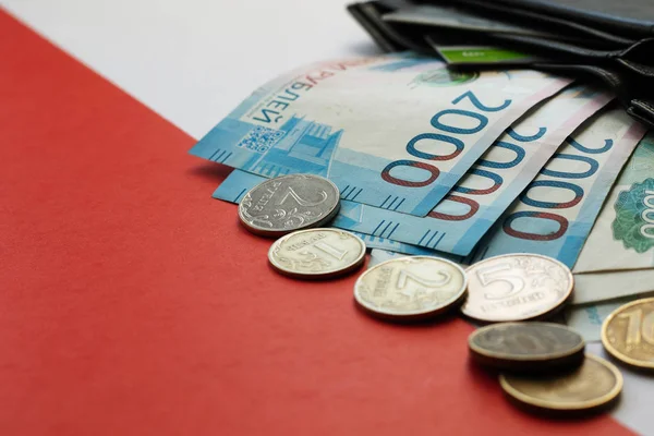 Ruble banknotlar masada yatıyor