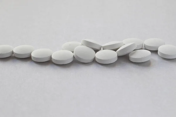 Masanın üzerine dağılmış Tablet