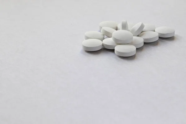 Masanın üzerine dağılmış Tablet